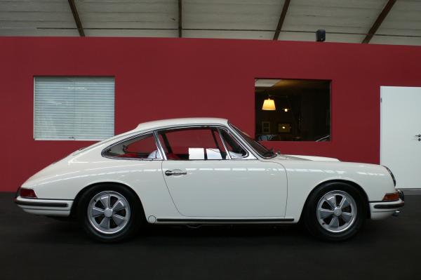 1967 White Porsche 911 S