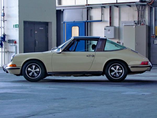 1969 911 Targa 2.2 E seen from the left side