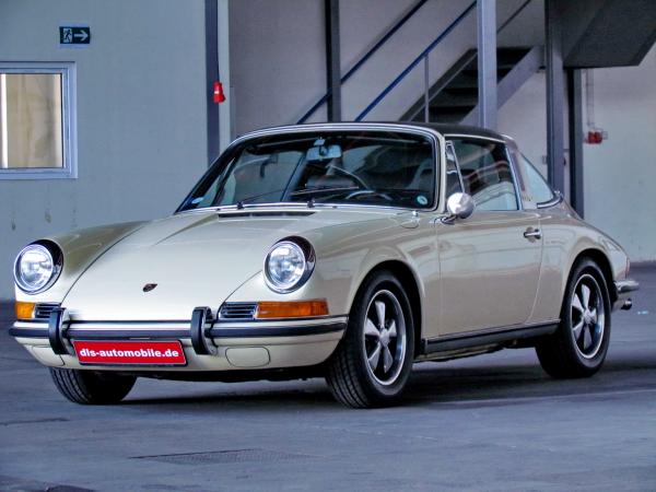 1969 911 Targa 2.2 E seen from the front