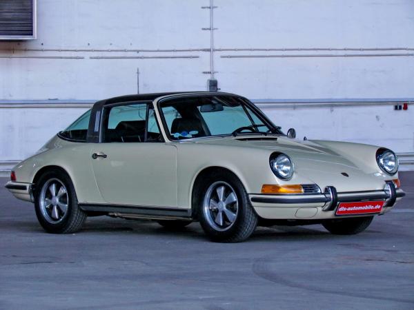 1969 911 Targa 2.2 E seen from the left front