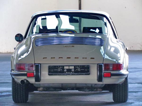 1969 911 Targa 2.2 E seen from the back