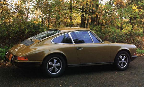 1971 911 S in &#039;olive-green&#039;. One of my favorite cars.