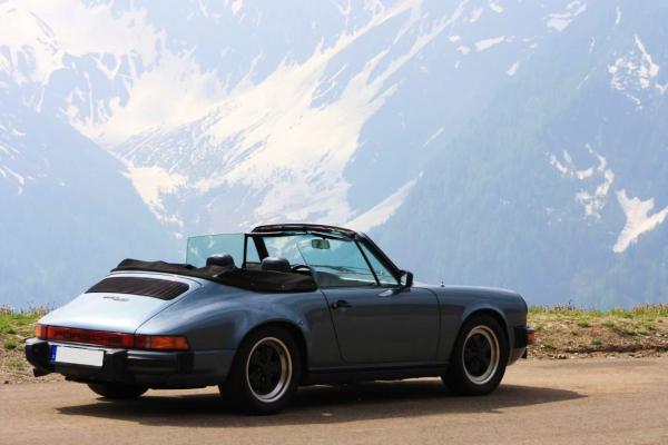 Blue-grey Porsche 911 SC Cabrio