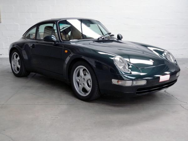 An 1996 Tannengrun metallic 993 Carrera 4 seen from the front